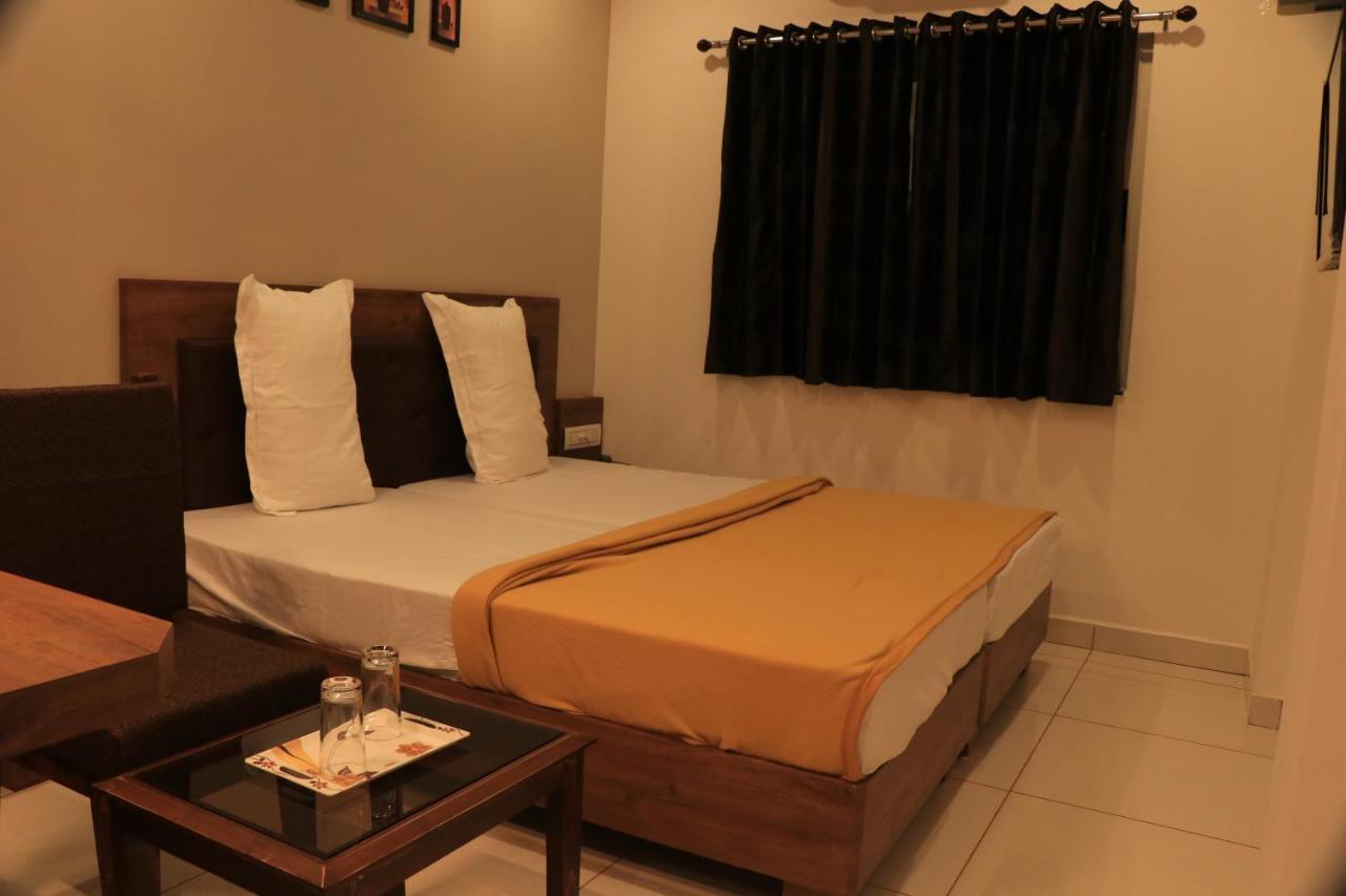 Hotel Viraj Residency Bhuj Esterno foto