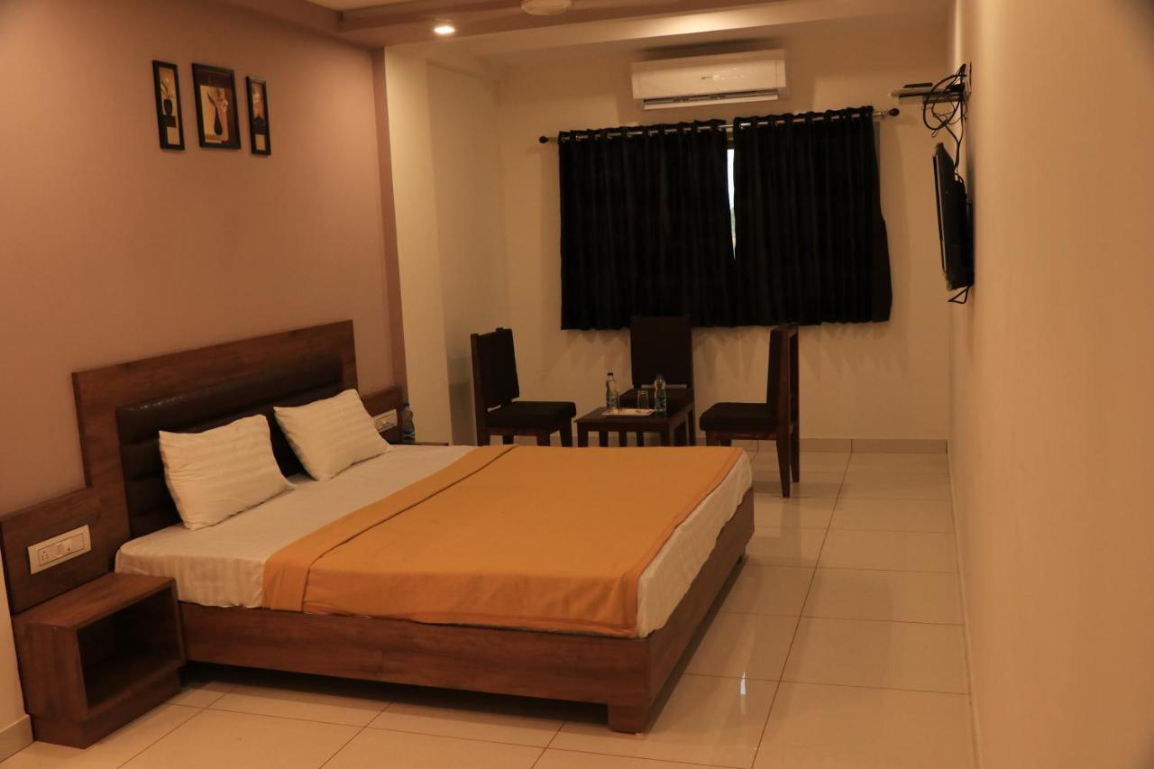 Hotel Viraj Residency Bhuj Esterno foto