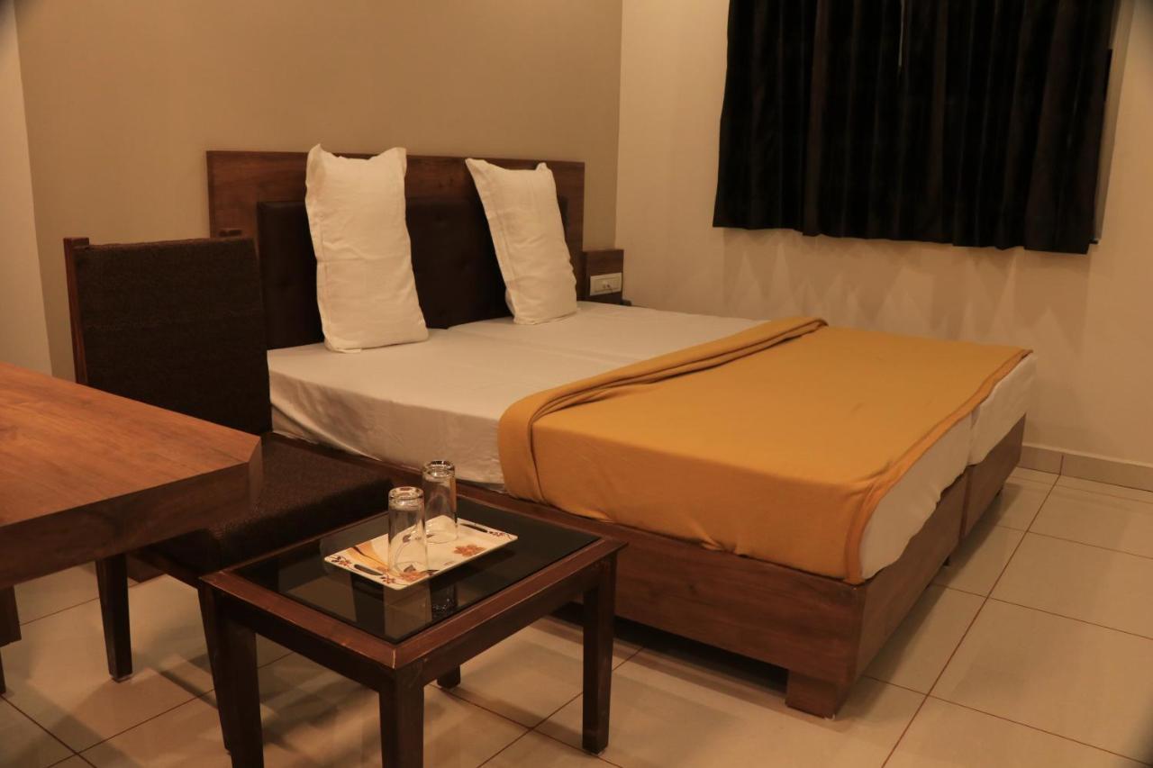 Hotel Viraj Residency Bhuj Esterno foto