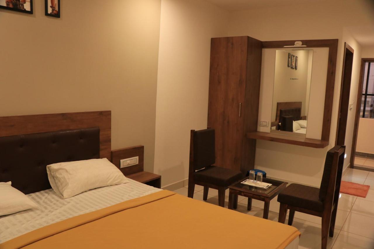 Hotel Viraj Residency Bhuj Esterno foto
