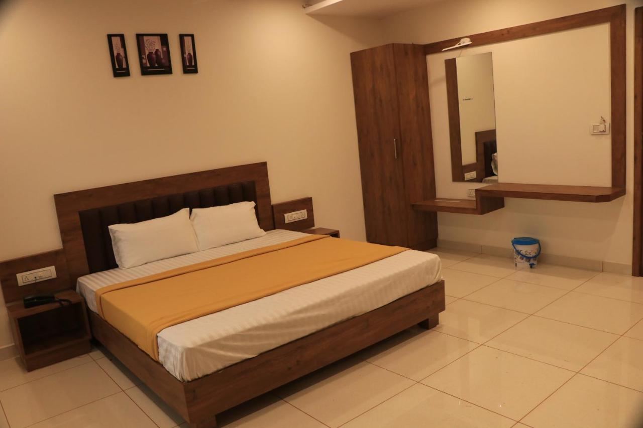 Hotel Viraj Residency Bhuj Esterno foto