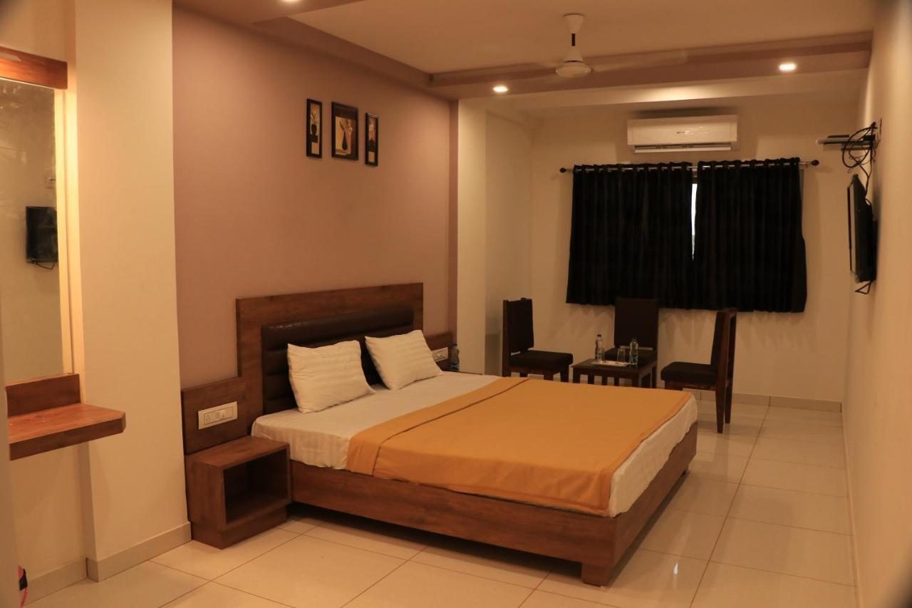 Hotel Viraj Residency Bhuj Esterno foto