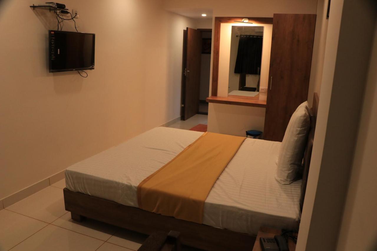Hotel Viraj Residency Bhuj Esterno foto