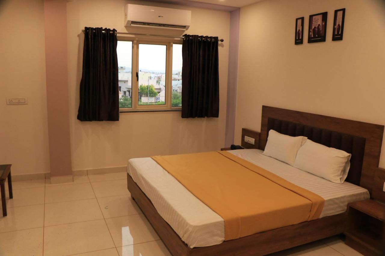 Hotel Viraj Residency Bhuj Esterno foto