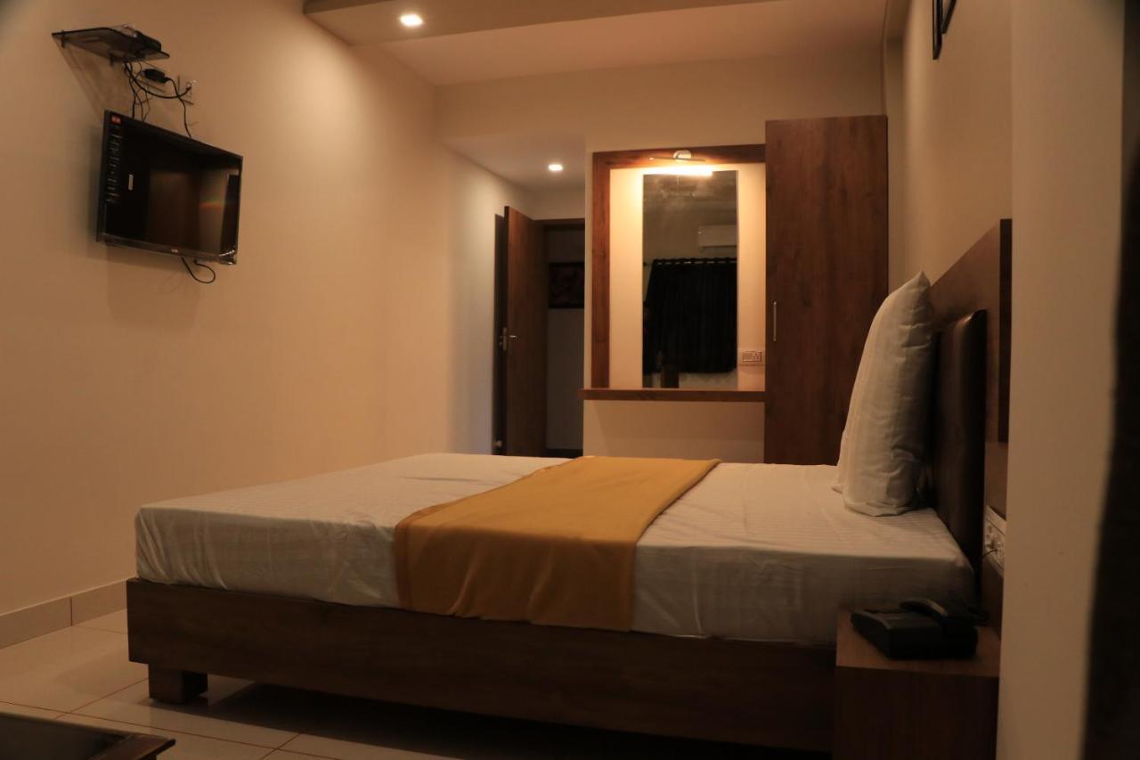 Hotel Viraj Residency Bhuj Esterno foto