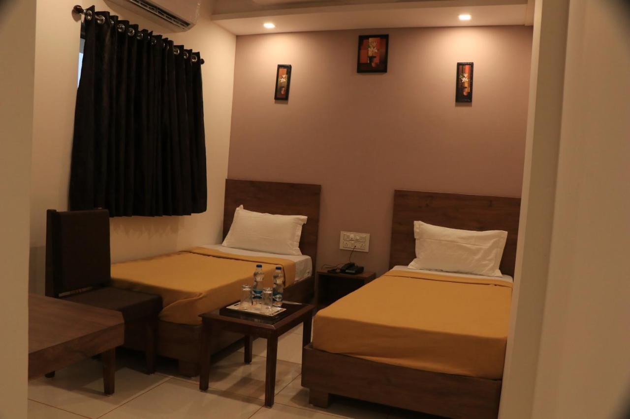 Hotel Viraj Residency Bhuj Esterno foto