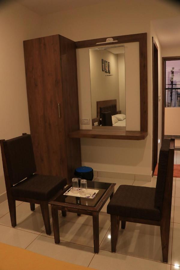 Hotel Viraj Residency Bhuj Esterno foto
