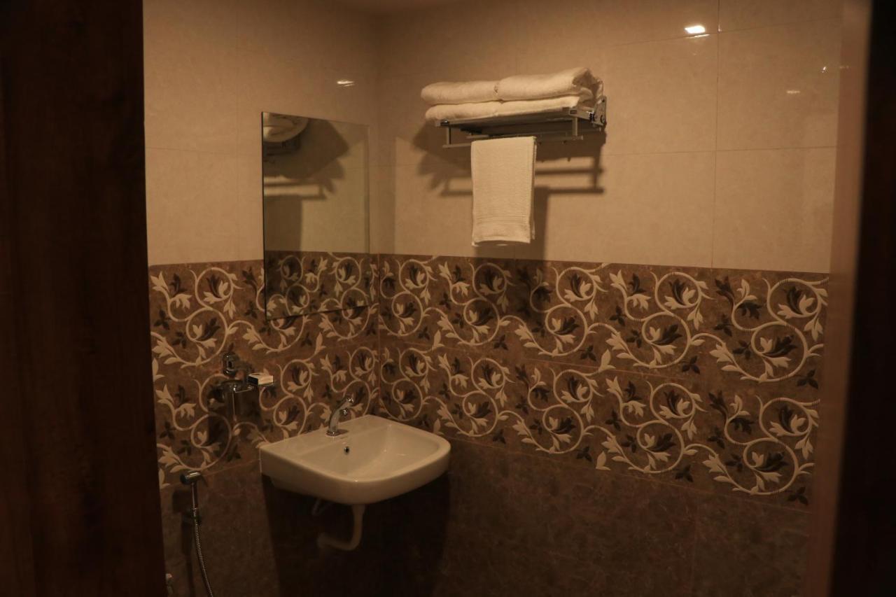 Hotel Viraj Residency Bhuj Esterno foto