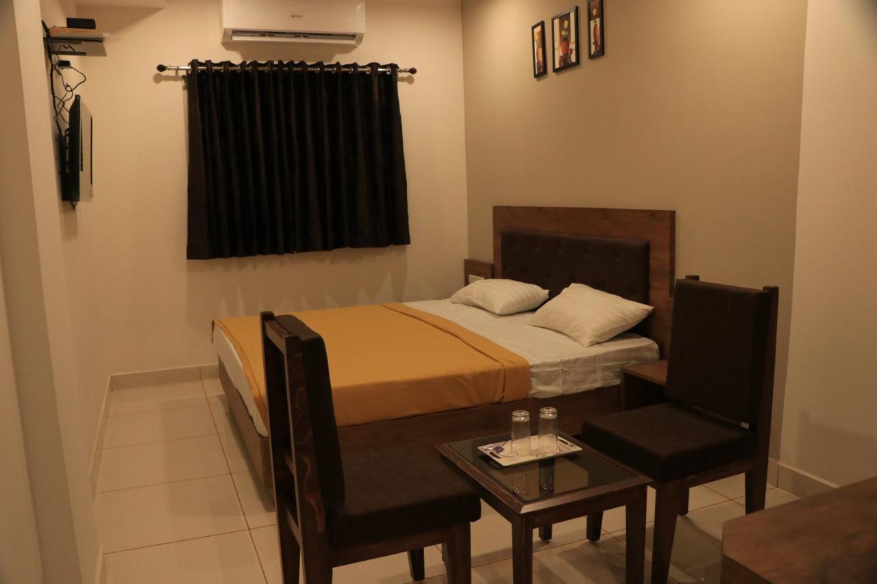 Hotel Viraj Residency Bhuj Esterno foto
