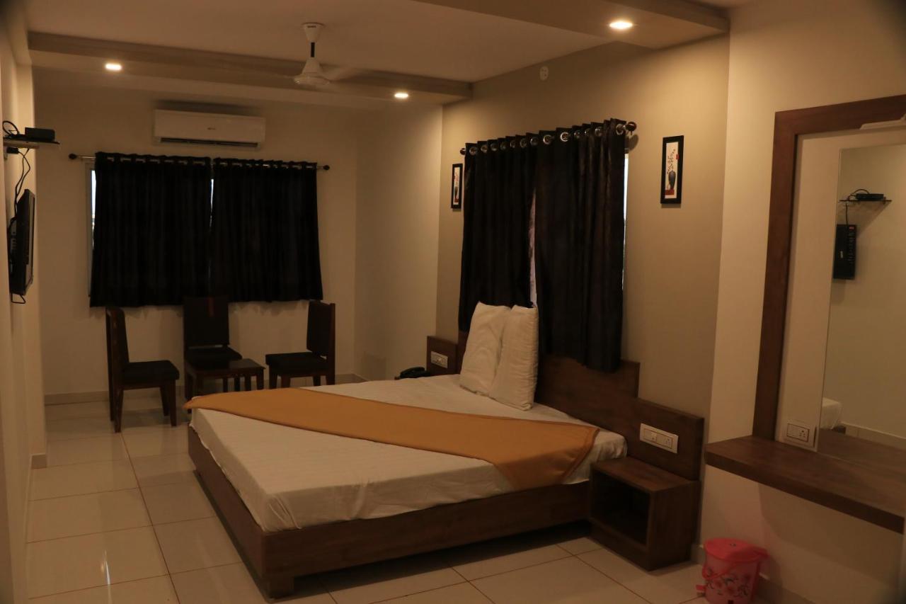 Hotel Viraj Residency Bhuj Esterno foto